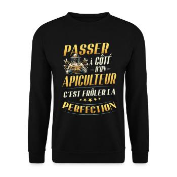 Imkergeschenk Nahe der Perfektion - Unisex Pullover - Schwarz - Vorne - Alina (178cm) & Michal (187cm)