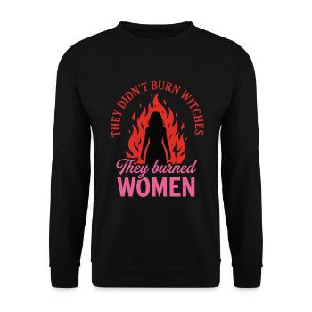 They Burned Women – Feministisches Statement - Unisex Pullover - Schwarz - Vorne - Alina (178cm) & Michal (187cm)