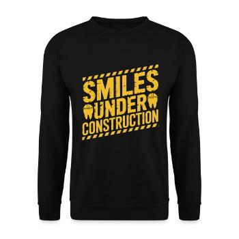 Orthodontic Hygienist Smiles Under Dental Care - Unisex Pullover - Schwarz - Vorne - Alina (178cm) & Michal (187cm)