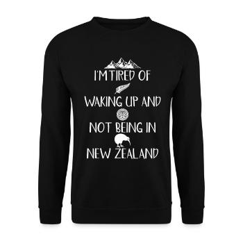 Aufwachen und nicht in Neuseeland sein - Unisex Pullover - Schwarz - Vorne - Alina (178cm) & Michal (187cm)