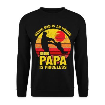 Papa Pride: Unbezahlbare Papa-Momente - Unisex Pullover - Schwarz - Vorne - Alina (178cm) & Michal (187cm)