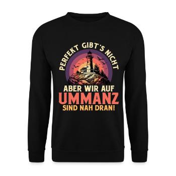 Ostsee PERFEKT GIBT'S NICHT ABER WIR AUF UMMANZ - Unisex Pullover - Schwarz - Vorne - Alina (178cm) & Michal (187cm)