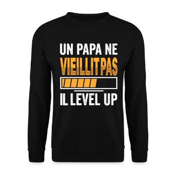 Ein Vater altert nicht, er levelt den Humor-Gamer auf - Unisex Pullover - Schwarz - Vorne - Alina (178cm) & Michal (187cm)