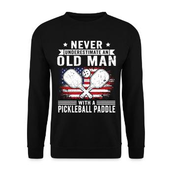 Nie unterschätzen: Alter Mann mit Pickleball - Unisex Pullover - Schwarz - Vorne - Alina (178cm) & Michal (187cm)