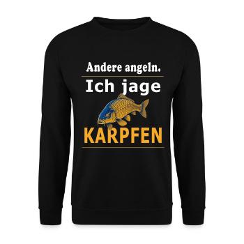 Andere angeln ich jage Karpfen – Karpfenangler - Unisex Pullover - Schwarz - Vorne - Alina (178cm) & Michal (187cm)