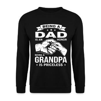 Vater zu sein ist eine Ehre. Opa ist ein unbezahlbarer Vater. - Unisex Pullover - Schwarz - Vorne - Alina (178cm) & Michal (187cm)