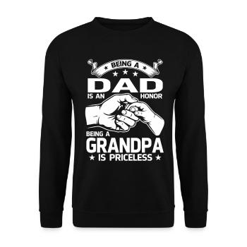 Vater zu sein ist eine Ehre. Opa ist ein unbezahlbarer Vater. - Unisex Pullover - Schwarz - Vorne - Alina (178cm) & Michal (187cm)