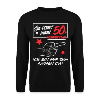 Sie wird 50 Geburtstag Ich bin zum Saufen hier - Unisex Pullover - Schwarz - Vorne - Alina (178cm) & Michal (187cm)