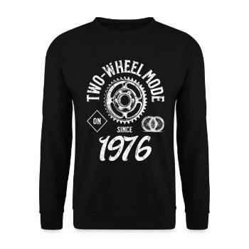 Motorradfahrer & Radfahrer 1976 Geburtstag Idee  - Unisex Pullover - Schwarz - Vorne - Alina (178cm) & Michal (187cm)