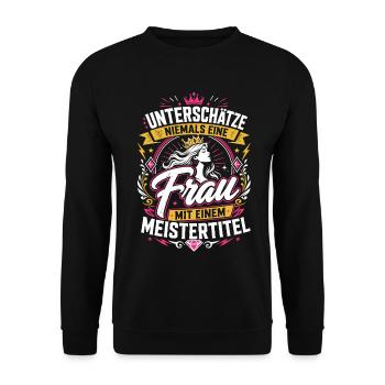 Unterschätze keine Frau mit Meister - Unisex Pullover - Schwarz - Vorne - Alina (178cm) & Michal (187cm)