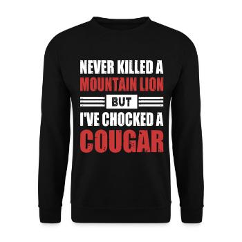 Never Killed A Mountain Lion But Chocked A Cougar - Unisex Pullover - Schwarz - Vorne - Alina (178cm) & Michal (187cm)