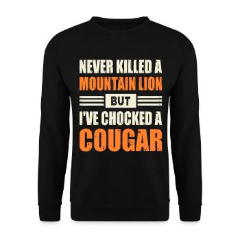 Never Killed A Mountain Lion But Chocked A Cougar - Unisex Pullover - Schwarz - Vorne - Alina (178cm) & Michal (187cm)