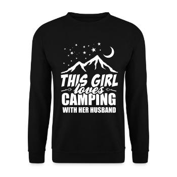 Dieses Mädchen liebt Camping mit seinem Ehemann - Unisex Pullover - Schwarz - Vorne - Alina (178cm) & Michal (187cm)