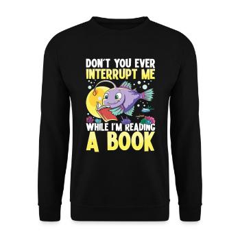 Don't You Ever Interrupt Me While I'm Reading A - Unisex Pullover - Schwarz - Vorne - Alina (178cm) & Michal (187cm)