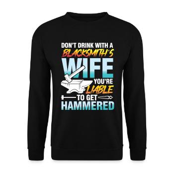 Don't Drink With A Blacksmith's Wife Liable - Unisex Pullover - Schwarz - Vorne - Alina (178cm) & Michal (187cm)