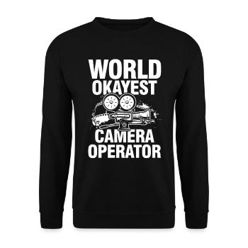 World Okayest Camera Operator - Unisex Pullover - Schwarz - Vorne - Alina (178cm) & Michal (187cm)