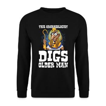 This Archaeologist Digs Older Man - Unisex Pullover - Schwarz - Vorne - Alina (178cm) & Michal (187cm)