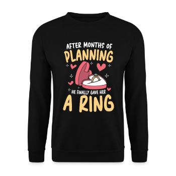 After Months of Planning He Gave Her A Ring - Unisex Pullover - Schwarz - Vorne - Alina (178cm) & Michal (187cm)