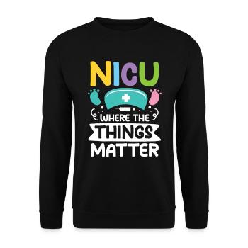 Nicu Where The Things Matter - Unisex Pullover - Schwarz - Vorne - Alina (178cm) & Michal (187cm)