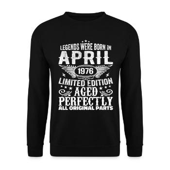 Jahrgang im April 1976 Geburtstagsgeschenk - Unisex Pullover - Schwarz - Vorne - Alina (178cm) & Michal (187cm)