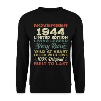 Légende : depuis novembre 1944 Né en novembre 1944 - Sweat-shirt Unisexe - noir - Devant - Alina (178cm) & Michal (187cm)
