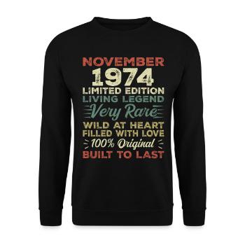 Légende Depuis Novembre 1974 Millésime Novembre 1974 - Sweat-shirt Unisexe - noir - Devant - Alina (178cm) & Michal (187cm)
