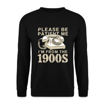 Bitte Geduldig Sein, Ich Bin Aus Den 1900er - Unisex Pullover - Schwarz - Vorne - Alina (178cm) & Michal (187cm)