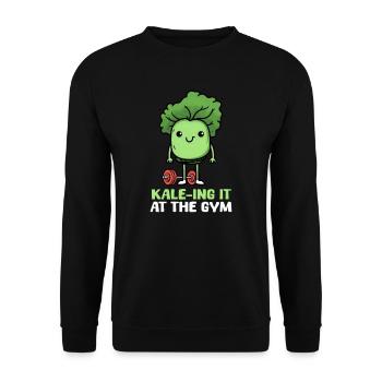 Veganer Sportler beim Kale-Ing im Fitnessstudio - Unisex Pullover - Schwarz - Vorne - Alina (178cm) & Michal (187cm)