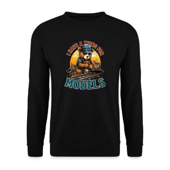 Modelleisenbahn hat ein Faible für Modelle - Unisex Pullover - Schwarz - Vorne - Alina (178cm) & Michal (187cm)