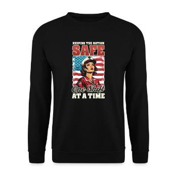 Patriotische Krankenschwester hält die Nation eine Schicht A Ti sicher - Unisex Pullover - Schwarz - Vorne - Alina (178cm) & Michal (187cm)