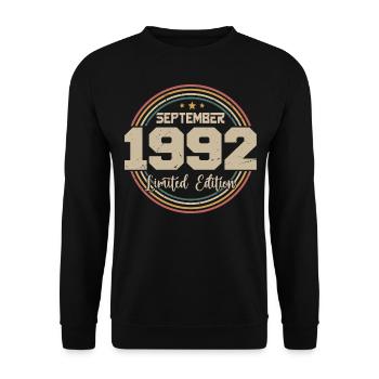 September 1992 Geburtstagsgeschenk 1992 - Unisex Pullover - Schwarz - Vorne - Alina (178cm) & Michal (187cm)