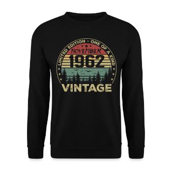 November 1962 Vintage Gift - Born November 1962 - Unisex Sweatshirt - black - Front - Alina (178cm) & Michal (187cm)