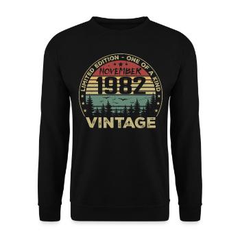 November 1982 Vintage Geschenk - Geboren im November 1982 - Unisex Pullover - Schwarz - Vorne - Alina (178cm) & Michal (187cm)