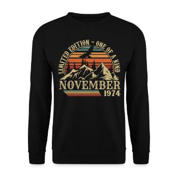 Jahrgang November 1974 - Geburtstag November 1974 - Unisex Pullover - Schwarz - Vorne - Alina (178cm) & Michal (187cm)