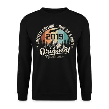 Original November 2019 Geburtstag November 2019 - Unisex Pullover - Schwarz - Vorne - Alina (178cm) & Michal (187cm)