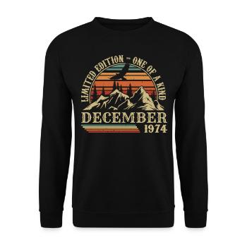 Jahrgang Dezember 1974, Genial seit Dezember 1974 - Unisex Pullover - Schwarz - Vorne - Alina (178cm) & Michal (187cm)