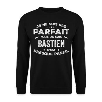 Bastien Ein Vorname, eine Geschichte, eine Persönlichkeit - Unisex Pullover - Schwarz - Vorne - Alina (178cm) & Michal (187cm)