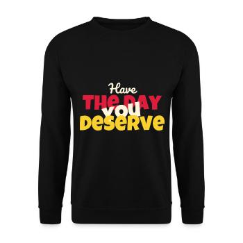 Karma-Motivationszitat Habe den Tag, den du verdienst - Unisex Pullover - Schwarz - Vorne - Alina (178cm) & Michal (187cm)
