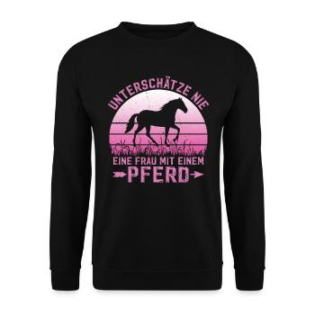 Unterschätze Nie Eine Frau Mit Einem Pferd Reiter - Unisex Pullover - Schwarz - Vorne - Alina (178cm) & Michal (187cm)