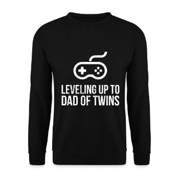 Leveling Up to Dad Of Twins - Für die Erwartung von Daddy - Unisex Pullover - Schwarz - Vorne - Alina (178cm) & Michal (187cm)