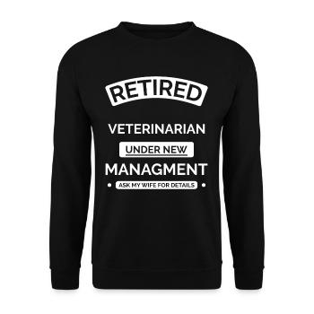 Veterinärmediziner im Ruhestand - Unisex Pullover - Schwarz - Vorne - Alina (178cm) & Michal (187cm)