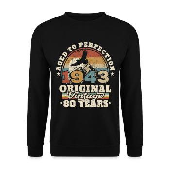 1943 geboren - 80 Jahre alt - Unisex Pullover - Schwarz - Vorne - Alina (178cm) & Michal (187cm)