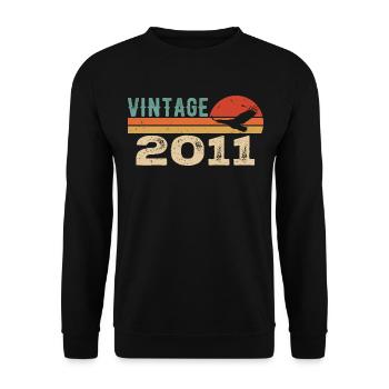 Jahrgang 2011 Retro 2011 Geburtstagsgeschenk - Unisex Pullover - Schwarz - Vorne - Alina (178cm) & Michal (187cm)