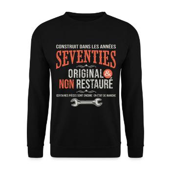 né en 70 seventies 1970 anniversaire 50 ans - Sweat-shirt Unisexe - noir - Devant - Alina (178cm) & Michal (187cm)
