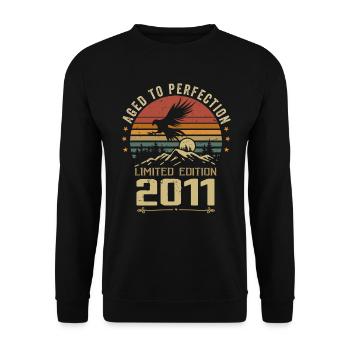 2011 Original Vintage Anniversaire 2011 rétro - Sweat-shirt Unisexe - noir - Devant - Alina (178cm) & Michal (187cm)