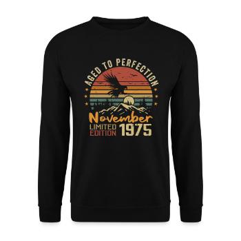 The legends were born in November 1975 - 1975 - Unisex Sweatshirt - black - Front - Alina (178cm) & Michal (187cm)
