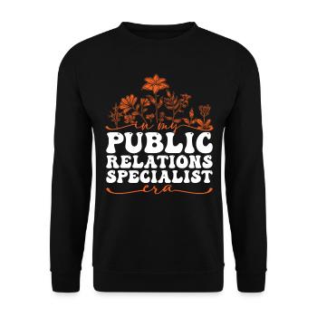 In My Public Relations Specialist Era - Unisex Pullover - Schwarz - Vorne - Alina (178cm) & Michal (187cm)