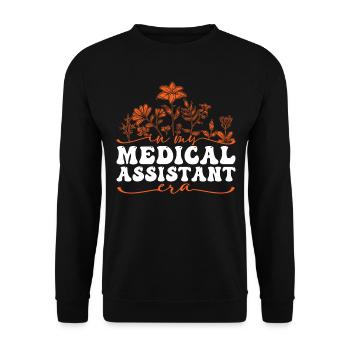 In My Medical Assistant Era Mit Blumenmotiv - Unisex Pullover - Schwarz - Vorne - Alina (178cm) & Michal (187cm)