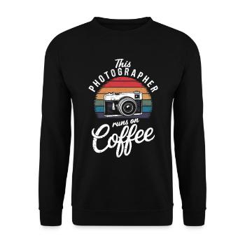 Dieser Fotograf Läuft Mit Kaffee - Unisex Pullover - Schwarz - Vorne - Alina (178cm) & Michal (187cm)