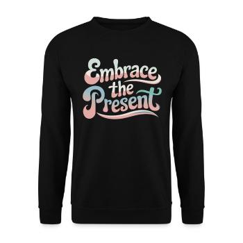 Umarme Die Gegenwart Inspirierendes Zitat - Unisex Pullover - Schwarz - Vorne - Alina (178cm) & Michal (187cm)